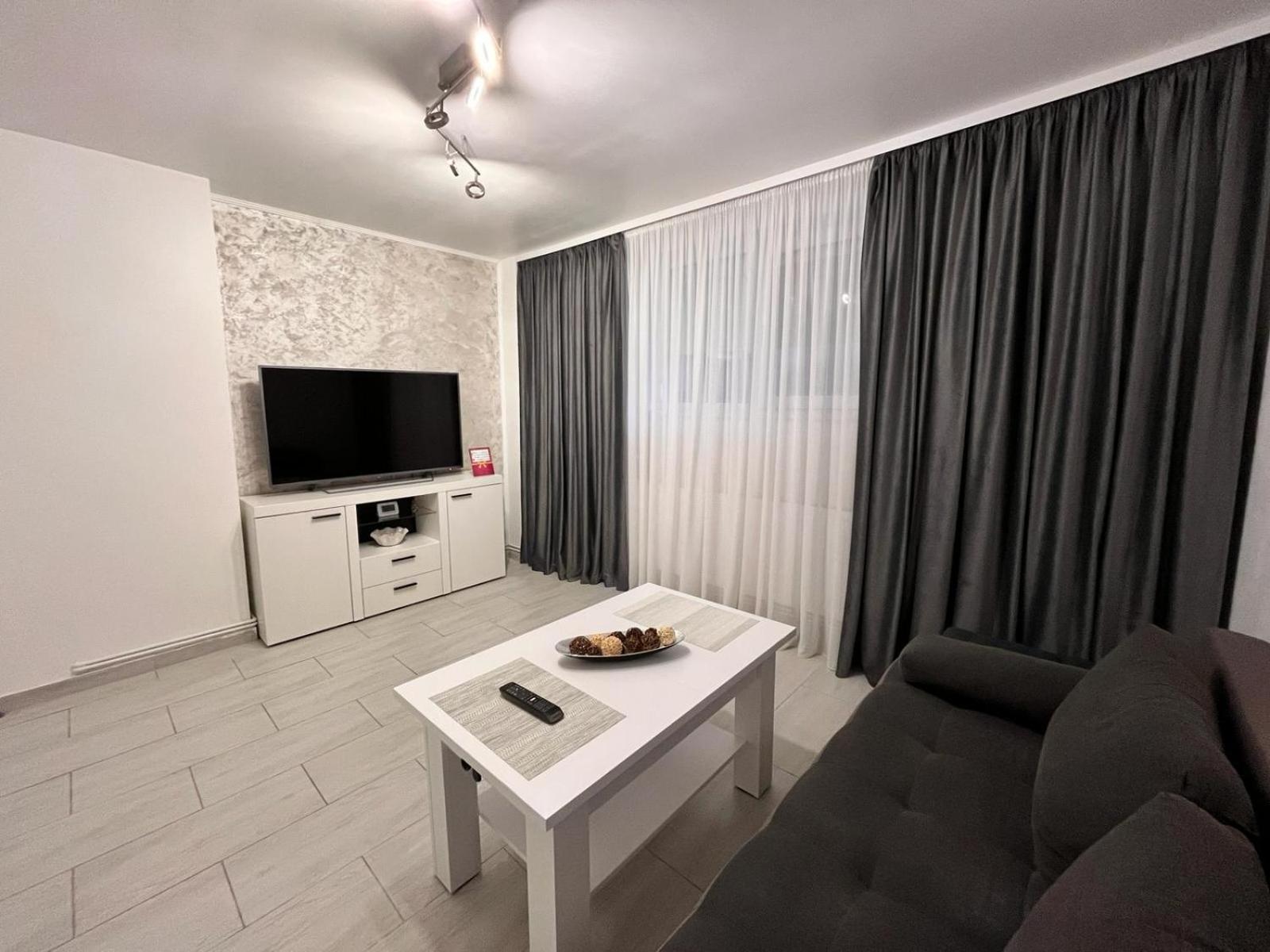 White & Silver Luxury Apartament Craiova Exterior photo