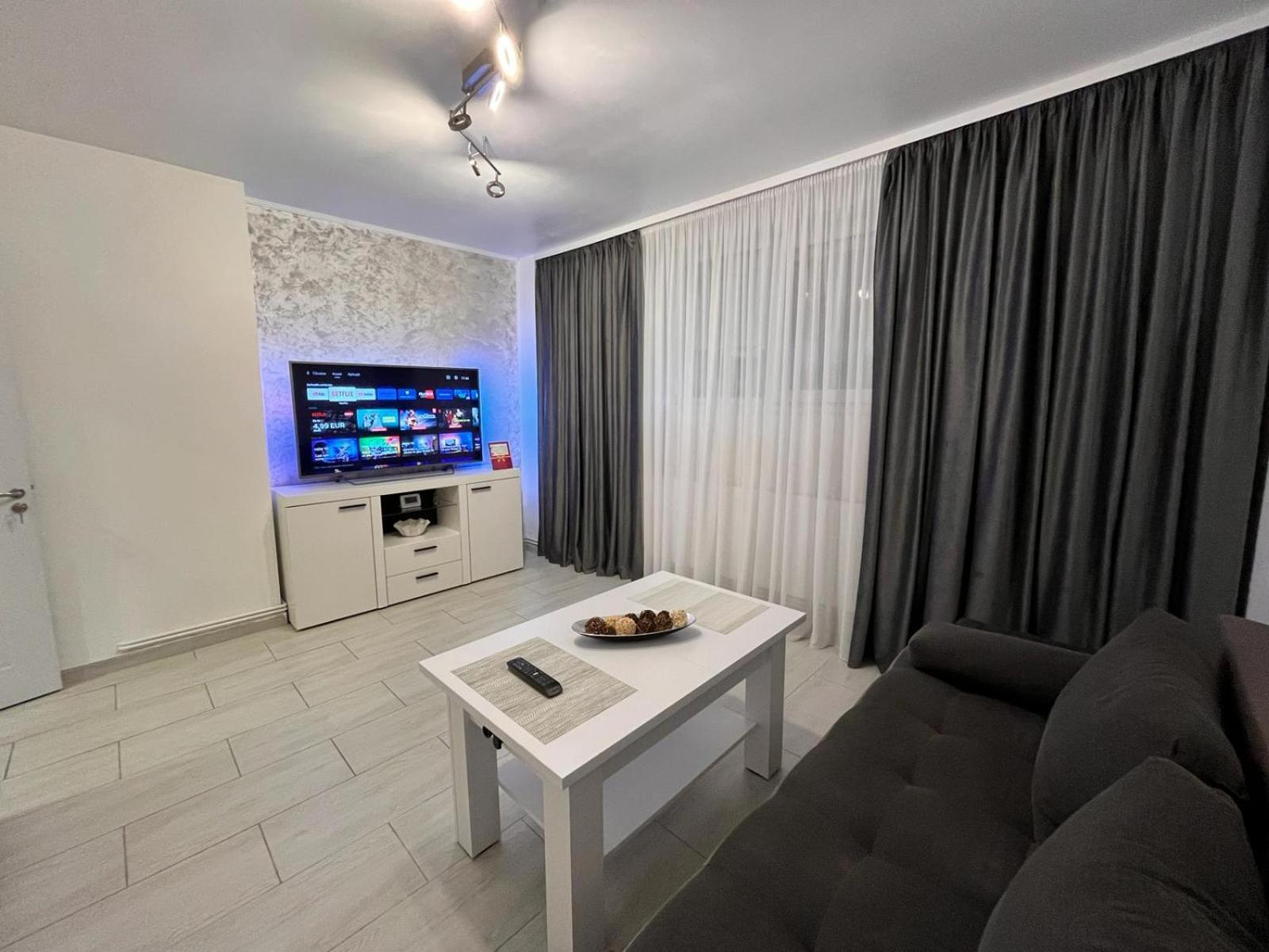 White & Silver Luxury Apartament Craiova Exterior photo