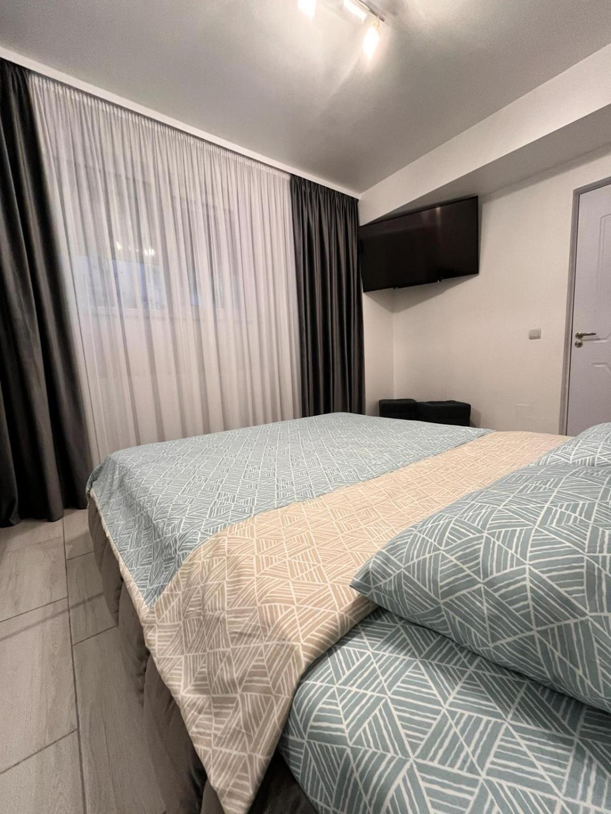 White & Silver Luxury Apartament Craiova Exterior photo